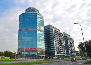 Varşova, Polonya - 23 Ağustos 2014: Modern yüksek binaların iş Evrotsentrum sokakta Jerusalem caddeleri Merkezi