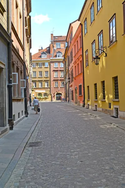 WARSAW, POLAND - AUGUST 23, 2014: View of the narrow small stree t of the Old city — Stock Photo, Image