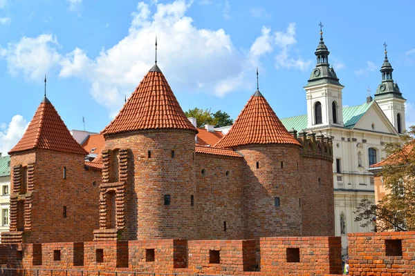 Képe egy Barbakán és a templom a Szent Szellem. Warsaw, Lengyelország — Stock Fotó