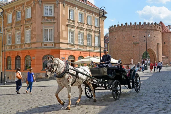 Warszawa, Polska - 23 sierpnia 2014: Turystyczna konia załogi na tle Barbakan — Zdjęcie stockowe