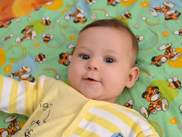 Retrato do bebê mentiroso alegre — Fotografia de Stock