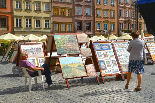    Varşova, Polonya - 23 Ağustos 2014: Sanatçı Pazar Meydanı eski şehrin eserlerinden satıyor