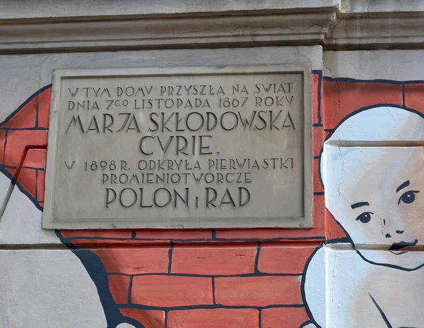 Warszawa, Polen - augusti 23, 2014: En minnesmärke styrelse på huset där Maria Sklodovskaya-Curie föddes. Den polska texten "i kammaren Maria Sklodovskaya-Curie föddes den 7 November 1867" — Stockfoto
