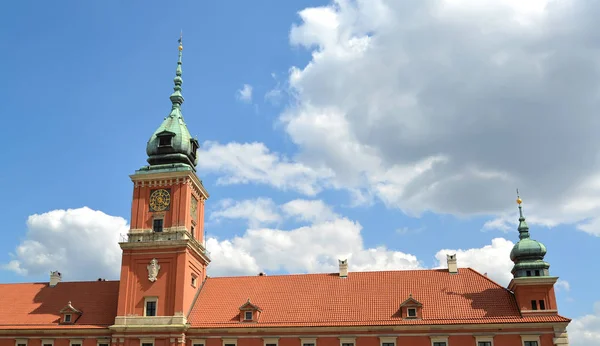Fragmento do palácio real contra o fundo do céu. Varsóvia, Polónia — Fotografia de Stock