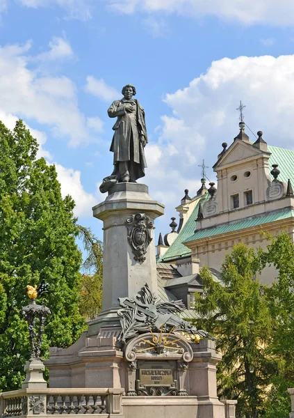 Denkmal für adam mickiewicz vor dem Hintergrund des Himmels. Warschau, Polen — Stockfoto