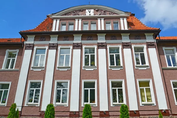 Fragment van een gevel van het gebouw van de Kaliningrad-tak van de landbouw Staatsuniversiteit van Sint-Petersburg. Polessk — Stockfoto