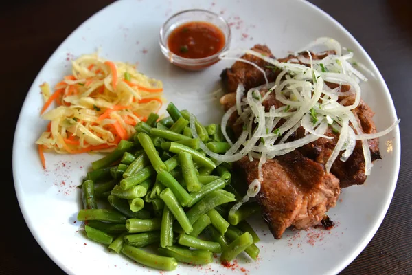 Pork shish kebab with a garnish of fresh vegetables and string bean — Stock Photo, Image