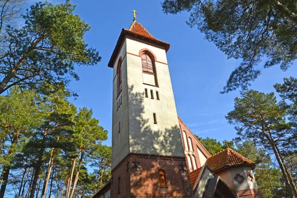 A belltower a templom a Szent szerzetes szeráf, Sarov (a templom Rauschen) ellen az égen. Svetlogorsk, kalinyingrádi — Stock Fotó