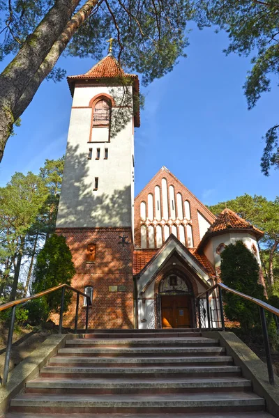 Kutsal rahip söyle, büyük melek olan Sarov (Kirch Rauschen) kilise bir görüntü. Svetlogorsk Kaliningrad Regio