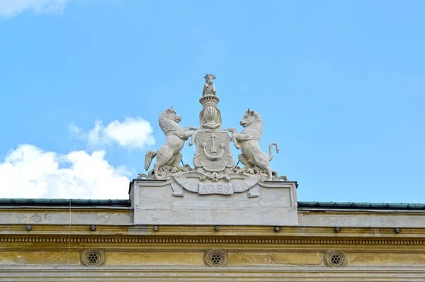 Sculptural composition of the coat of arms of noblemen Urusky on the building of the palace. Warsaw, Poland — Stock Photo, Image