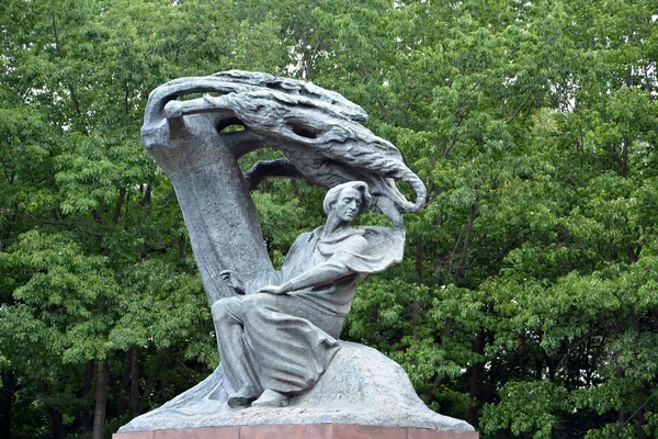 Denkmal für Frederic Chopin im lazenki Park, eine Nahaufnahme. Warschau, Polen — Stockfoto