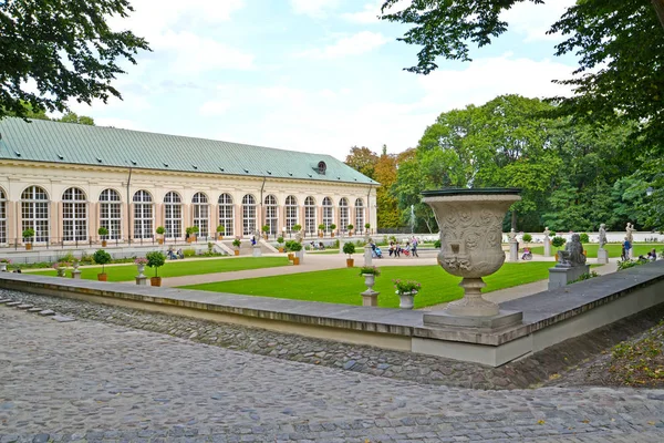 WARSAW, POLOGNE - 23 AOÛT 2014 : Vue sur un jardin et la construction de la Vieille serre dans le parc Lazenki — Photo