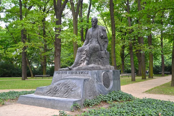 ADVERTÊNCIA, POLÓNIA - 23 DE AGOSTO DE 2014: Um monumento ao escritor polonês Henryk Sienkiewicz no parque Lazenki — Fotografia de Stock