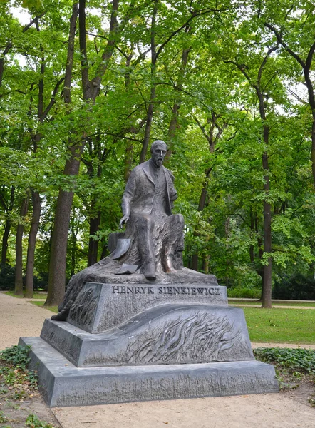 ВАРШАВА, ПОЛЬША - 23 августа 2014 года: Памятник известному писателю Генриху Сенкевичу в парке Лазенки — стоковое фото