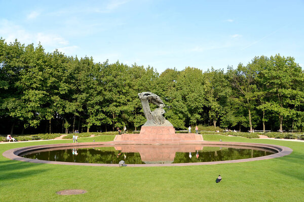 ВАРШАВА, ПОЛЬША - 23 августа 2014 года: Вид на памятник Фредерику Шопену в парке Лазенки
