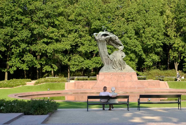 WARSAW, POLOGNE - 23 AOÛT 2014 : Monument à Frédéric Chopin dans le parc Lazenki — Photo