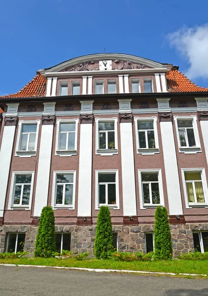 Parte central de uma fachada do edifício do ramo de Kaliningrado da universidade agrícola estatal de São Petersburgo. Polessk... — Fotografia de Stock