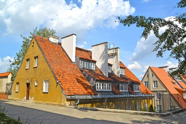 Gammalt hus med egen ingång på golvet mansard. Warszawa, Polen — Stockfoto