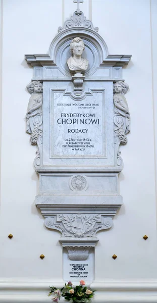 WARSAW, POLONIA - 23 de agosto de 2014: El lugar del entierro de una urna con el corazón de Frederic Chopin en una iglesia de las Tres Cruces —  Fotos de Stock