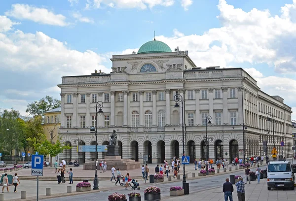 Warschau, Polen - 23. August 2014: Bau der Polnischen Akademie der Wissenschaften (Stashits-Palast)) — Stockfoto