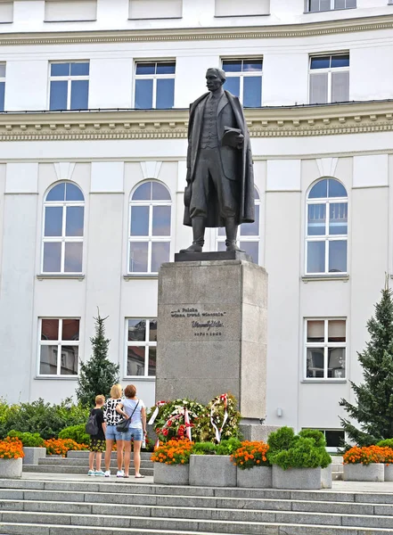 WARSAW, POLAND - AUGUST 23, 2014: Vintsenta Vitosu's monument against the background of the building — Stock Photo, Image