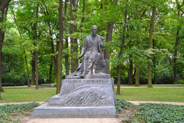 Varşova, Polonya - 23 Ağustos 2014: Yazar Henryk Sienkiewicz Lazenki parkta bir anıt — Stok fotoğraf