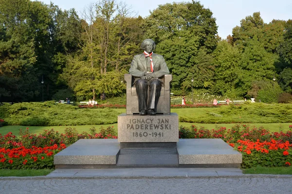 Warsaw, Polen - 23 augustus 2014: Een monument voor Ignatsy Yang Paderevsky (1860-1941) in het Uyazdovsky park — Stockfoto
