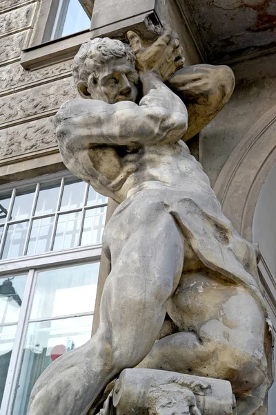 WARSAW, POLAND - AUGUST 23, 2014: A sculpture of the giant on a building facade. Uyazdovskaya Avenue, 24 — Stock Photo, Image