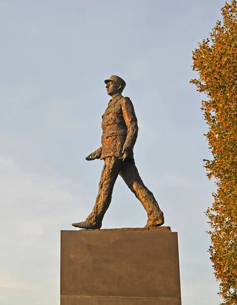 Warschau, Polen - 23. August 2014: das Denkmal für den Präsidenten von Frankreich Karl de Gaulle erstrahlt in der untergehenden Sonne — Stockfoto