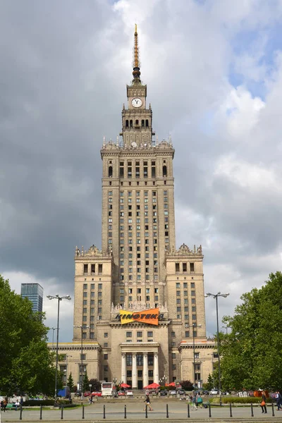 Warsaw, Polen - 23 augustus 2014: Paleis van cultuur en Wetenschappen in bewolkte dag — Stockfoto