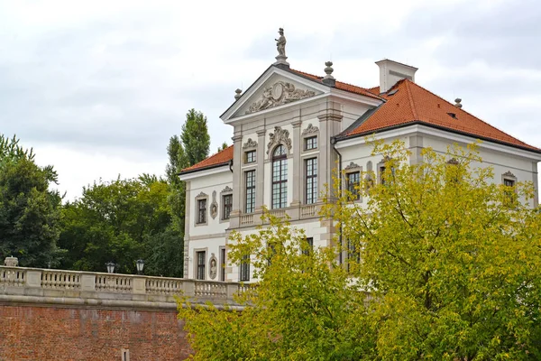 ВАРШАВА, ПОЛЬША - 23 августа 2014 года: Вид на музей Фредерика Шопена (дворец Острожского) ) — стоковое фото