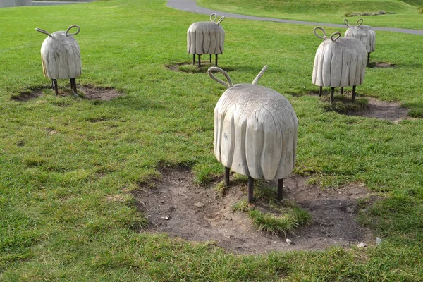 WARSAW, POLAND - AUGUST 23, 2014: Decorative wooden sculptures of sheep in the Park of openers. Center of Science of Copernicus — Stock Photo, Image