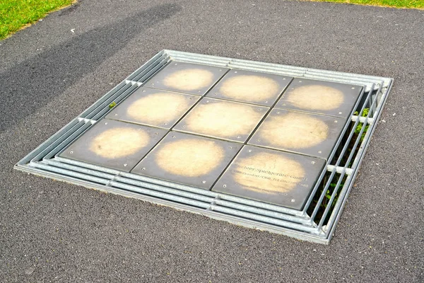 WARSAW, POLAND - AUGUST 23, 2014: A metal dancing platform in the park of Openers. Center of Science of Copernicus — Stock Photo, Image