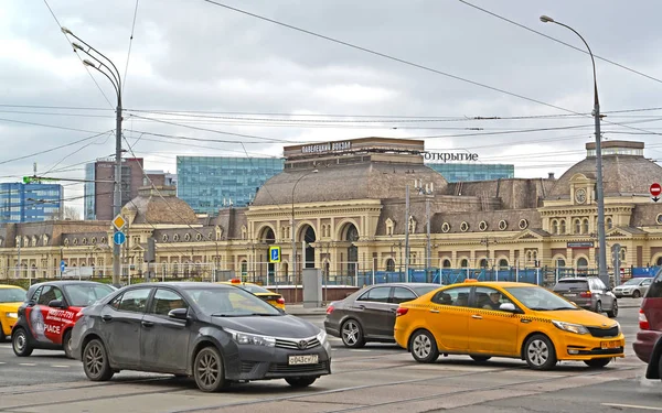 Moskau, russland - 17. april 2017: ein ununterbrochener fluss des autoverkehrs vor dem hintergrund des bahnhofs paveletsky — Stockfoto