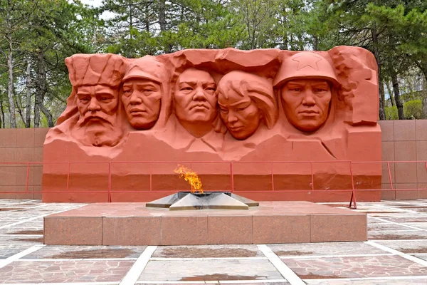 옐리스타, 러시아-4 월 19 일, 2017: 영원한 불꽃 및 영웅 시민과 전쟁의 위대한 애국 전쟁 기념관 복합 조각 구성 — 스톡 사진