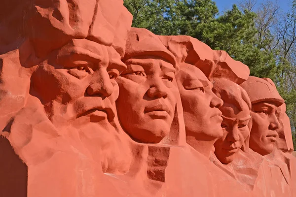 ELISTA, RUSSIA - 22 APRILE 2017: Frammento della composizione scultorea del complesso commemorativo degli eroi Guerra Civile e Grande Patriottica di guerre — Foto Stock
