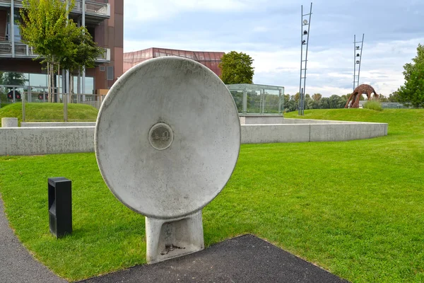 Varšava, Polsko - 27. srpna 2014: Akustická deska v parku otvíráky. Centrum vědy Copernicus — Stock fotografie