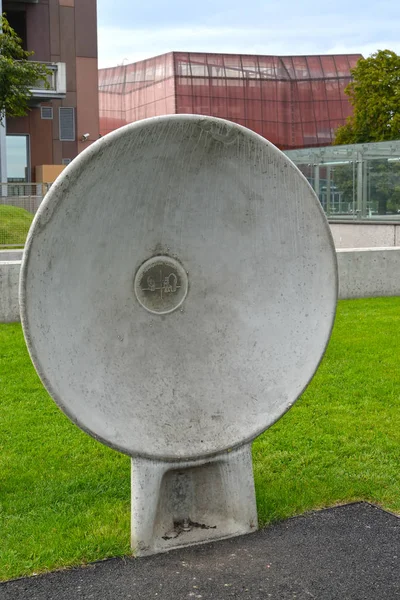 Warschau, Polen - 27. August 2014: eine akustische Platte aus nächster Nähe im Park der Öffner. Zentrum der Wissenschaft des Kopernikus — Stockfoto