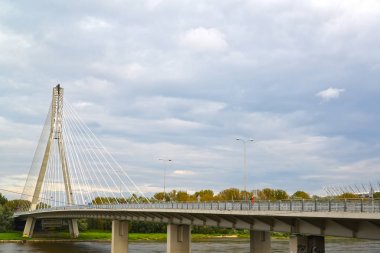 Kutsal haç köprü (shchwistokrzyski) thrrough Vistula Askılı görünümünü. Varşova, Polonya