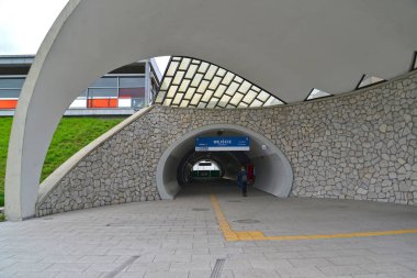 Yeraltı geçiş çıkmak için tren platformlar. Varşova, Polonya