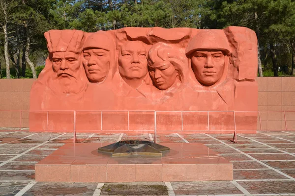 エリスタ, ロシア連邦 - 2017 年 4 月 22 日: 市民の英雄の記念の複合体および戦争の大祖国戦争の彫刻構成の背景と永遠の炎 — ストック写真
