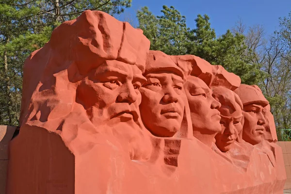 土木と戦争の大祖国戦争の英雄の記念の複合体の彫刻の組成のエリスタ, ロシア連邦 - 2017 年 4 月 22 日: フラグメント — ストック写真