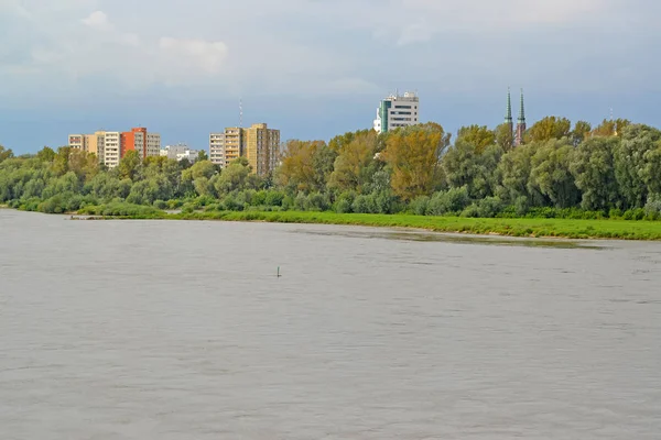 Moderne gebouwen op de oever van de Vistula op het gebied van Praag-Pulnots. Warsaw, Polen — Stockfoto