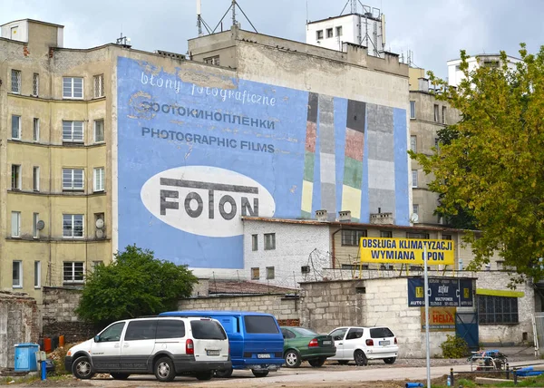 WARSAW, POLONIA - 27 de agosto de 2014: Vieja publicidad de una película "Foton" en una pared de un edificio —  Fotos de Stock