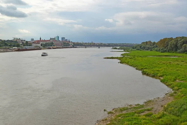 Widok z rzeki Wisły w pochmurny dzień. Warszawa, Polska — Zdjęcie stockowe