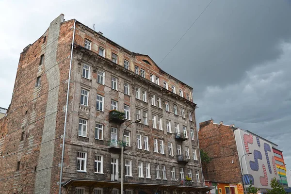 WARSAW, POLONIA - 27 de agosto de 2014: El antiguo edificio residencial en la calle Yagellonskaya en la zona Prague-Pulnots — Foto de Stock