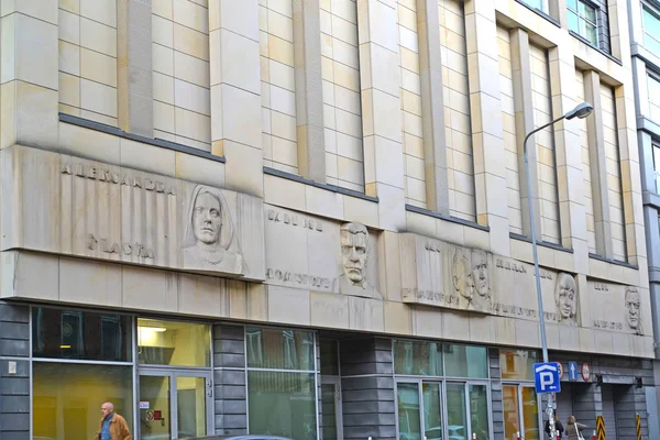 GARANTIA, POLÓNIA - 27 de agosto de 2014: Um fragmento de uma fachada do edifício do teatro de filme de Praha com baixos relevos dos atores poloneses — Fotografia de Stock