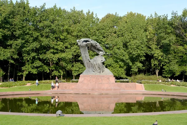 WARSAW, POLONIA - 23 AGOSTO 2014: Veduta di un monumento a Frederic Chopin con uno stagno ovale — Foto Stock