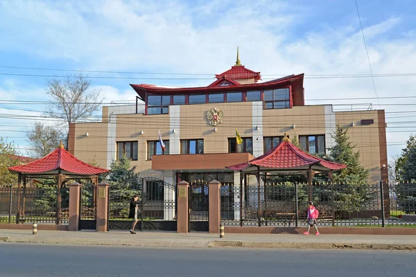 ELISTA, RÚSSIA - 18 de abril de 2017: Edifício do tribunal de arbitragem da República de Kalmykia — Fotografia de Stock