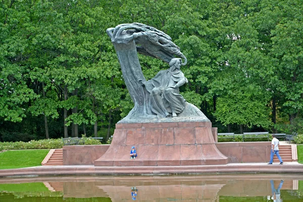 Warsaw, Polen - 23 augustus 2014: Weergave van een monument voor Frederic Chopin in de zomer — Stockfoto